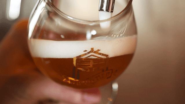 外国人喝中国精酿,泥煤味精酿