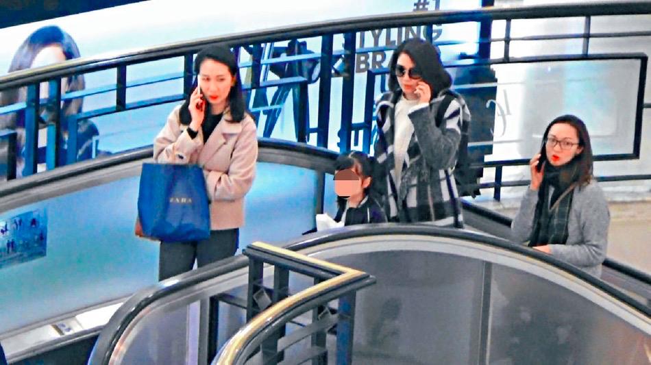 洪欣带女儿逛商场购物,洪欣带彤彤去蛋糕店