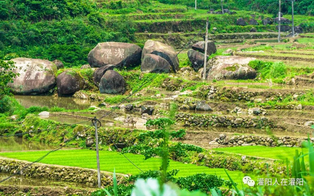 山上有个很大的石碑,桂林灌阳大石头