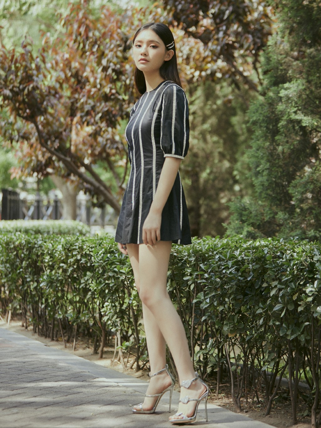 林允穿礼服高级活泼随意切换,林允一身粉色拖地长纱亮相