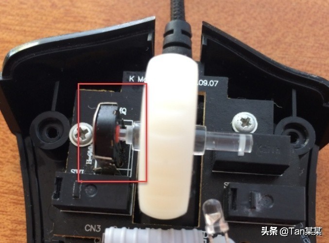 滚动鼠标滚轮网页不能向下翻,网页一滑动鼠标滚轮就缩放怎么办