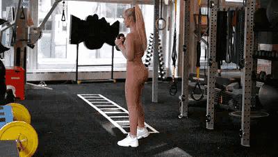 如何翘臀瘦肚子,怎么减腰侧赘肉让臀部饱满