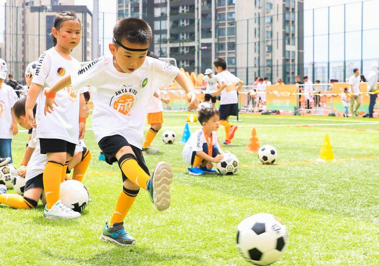 捅射！隔壁3岁小孩会用的射门技术，为什么我们总是踢不好？