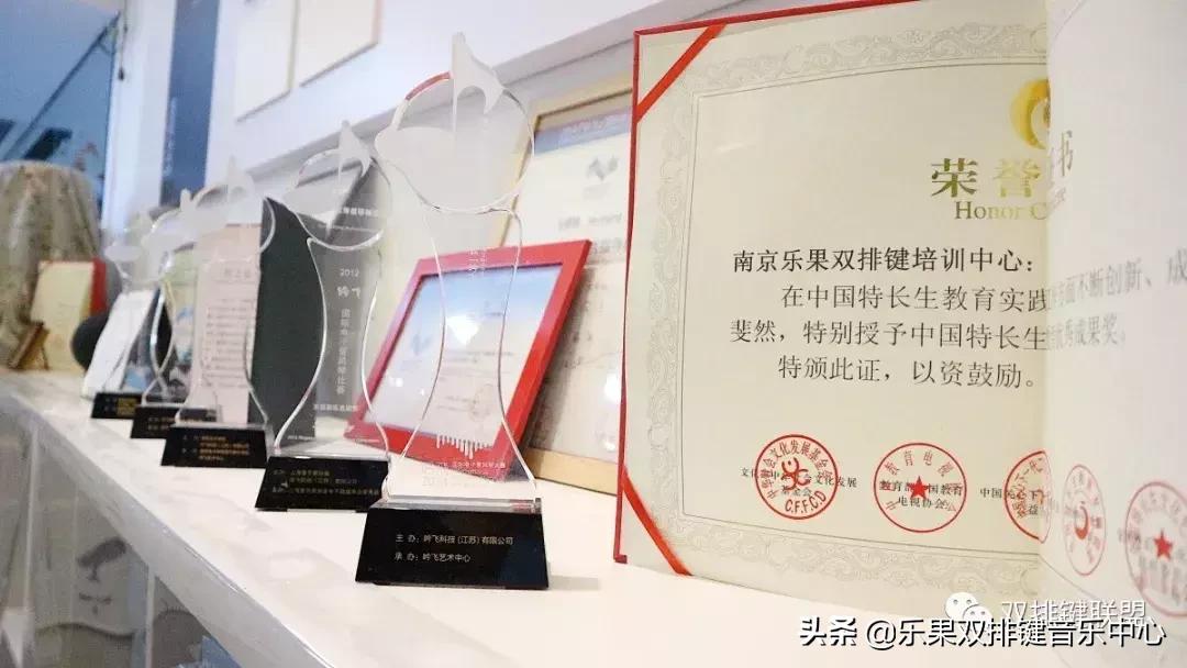 坚持不懈、超越自我，用双排键诠释体育精神