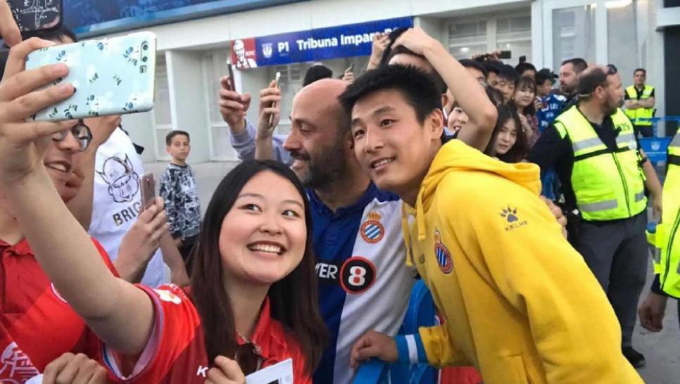 武磊西甲第一个合同,武磊签中国签名