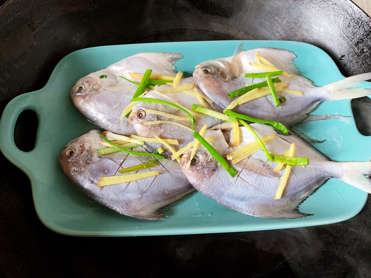 清蒸鲳鱼的做法最正宗的做法,清蒸鲳鱼是用鲜鲳鱼还是冻鲳鱼