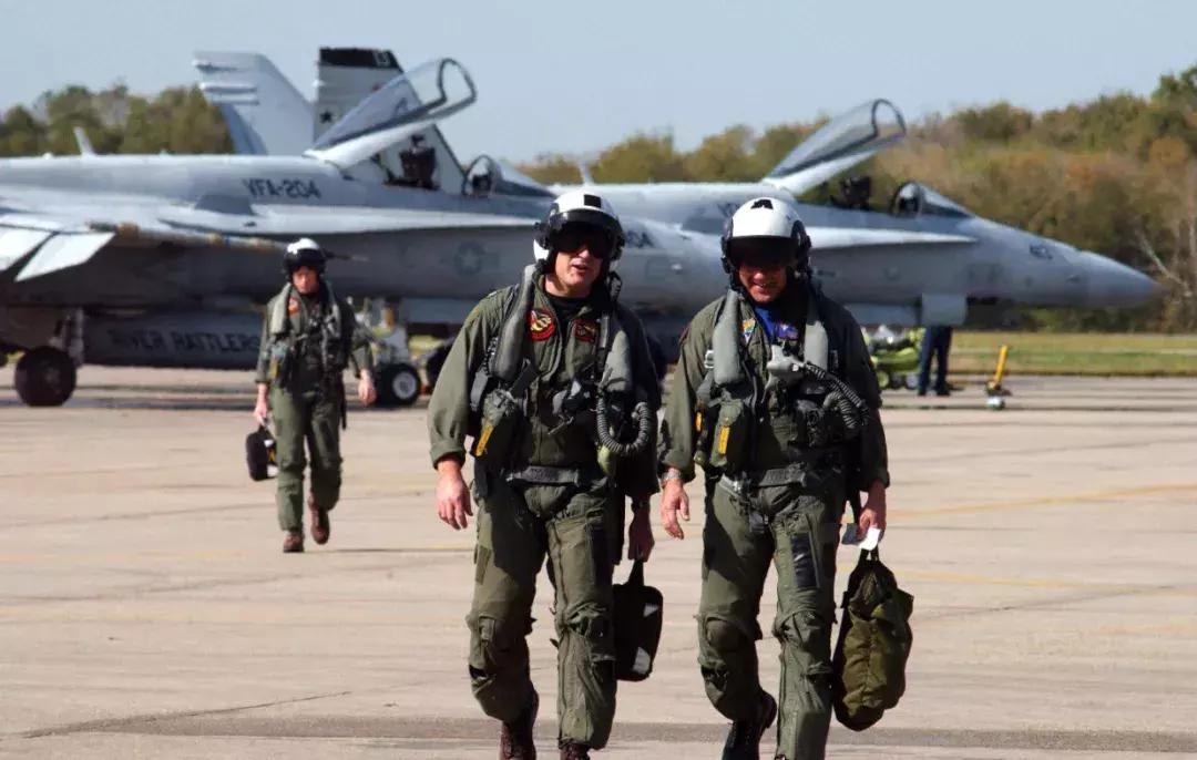 万国飞行员手表和绿水鬼手表区别,万国飞行员钢表系列哪款好