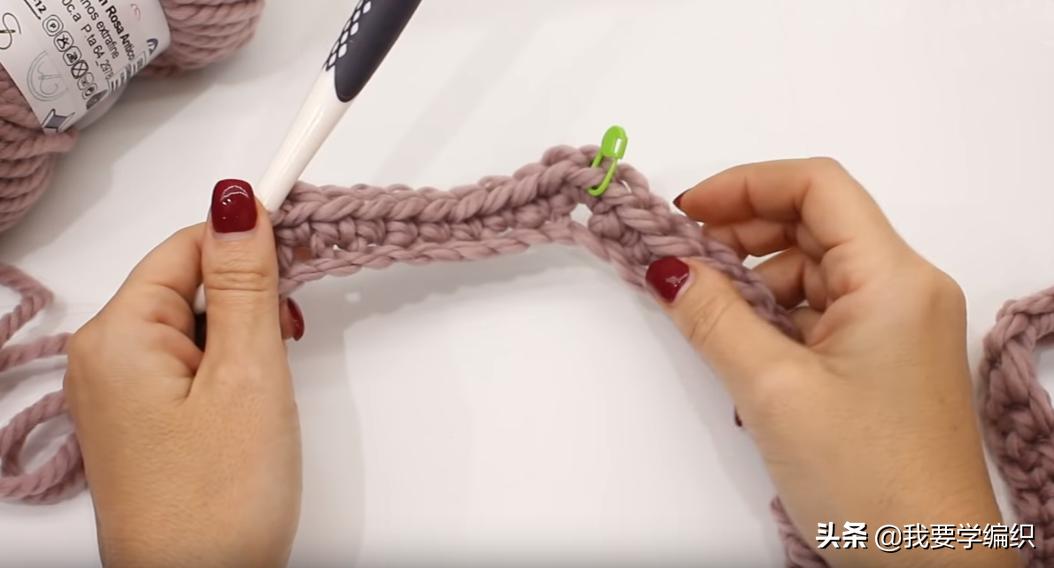 适合初学者学习的三角绒球围巾，简单易学，搭配衣服大气有范