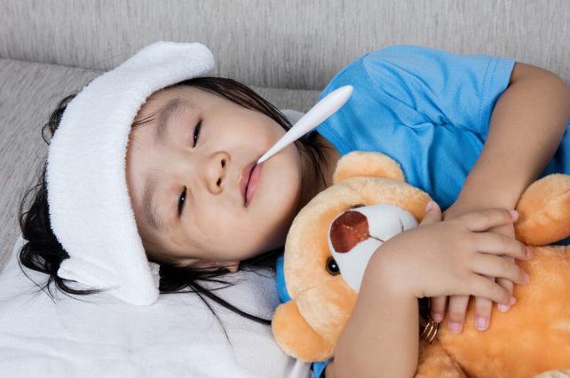 烧到38.8没有吃药温度就降到37.3,孩子高烧38.7度需要盖被子吗