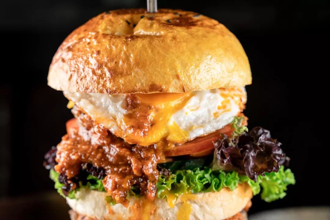 召唤佛山大胃王！足足八层高XXXXXL号大力水手汉堡，全部吃完免单