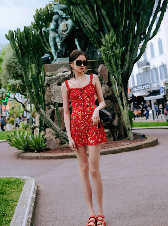 关晓彤露肚脐穿搭,关晓彤穿露脐短上衣