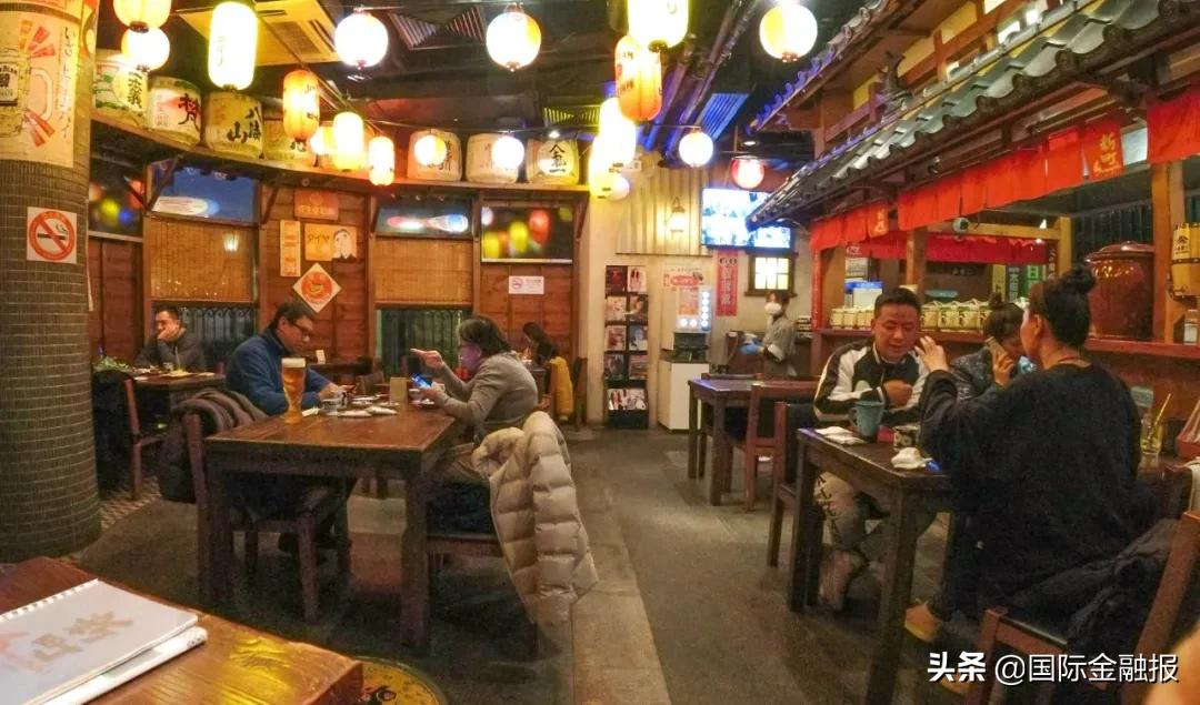 记者观察｜上海餐饮业陆续恢复堂食：神器“隔桌牌”上线，网红店开始等位……