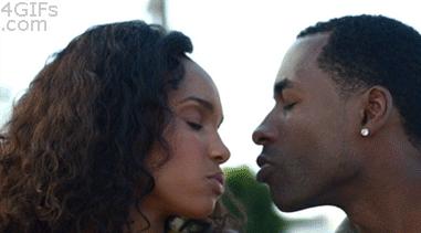 开心一刻:妹子身上的彩绘很逼真