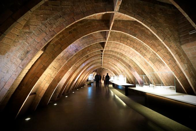 米拉之家是什么风格建筑,和米拉之家相似的建筑