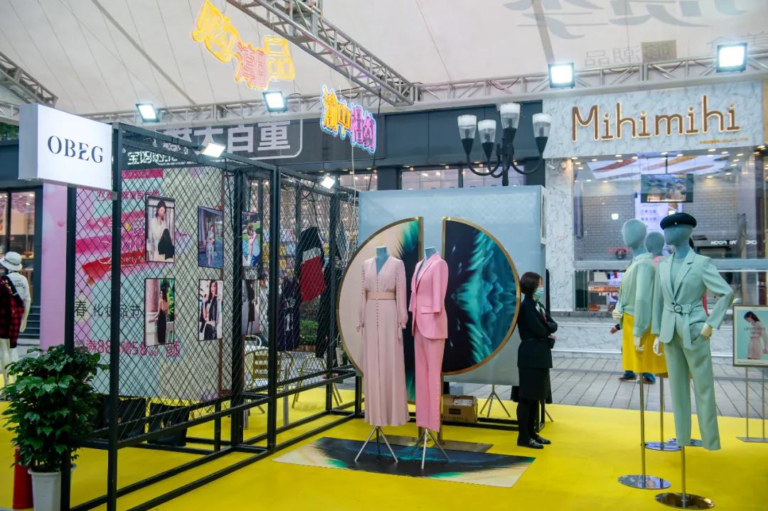 周末逛天府文创集市感受生活美学,周末逛市集看潮雕秀