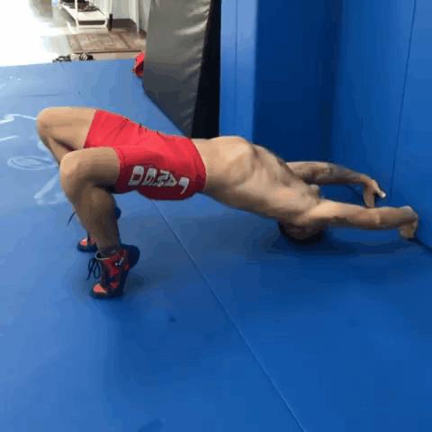 泰森的颈桥动作,泰森是如何锻炼肌肉的