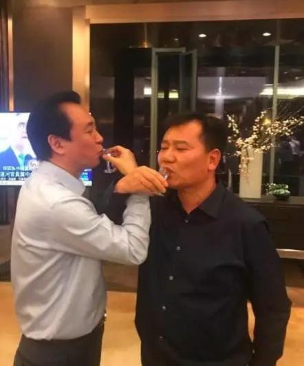 苏宁集团董事长张近东投资恒大,张近东完全退出苏宁了吗