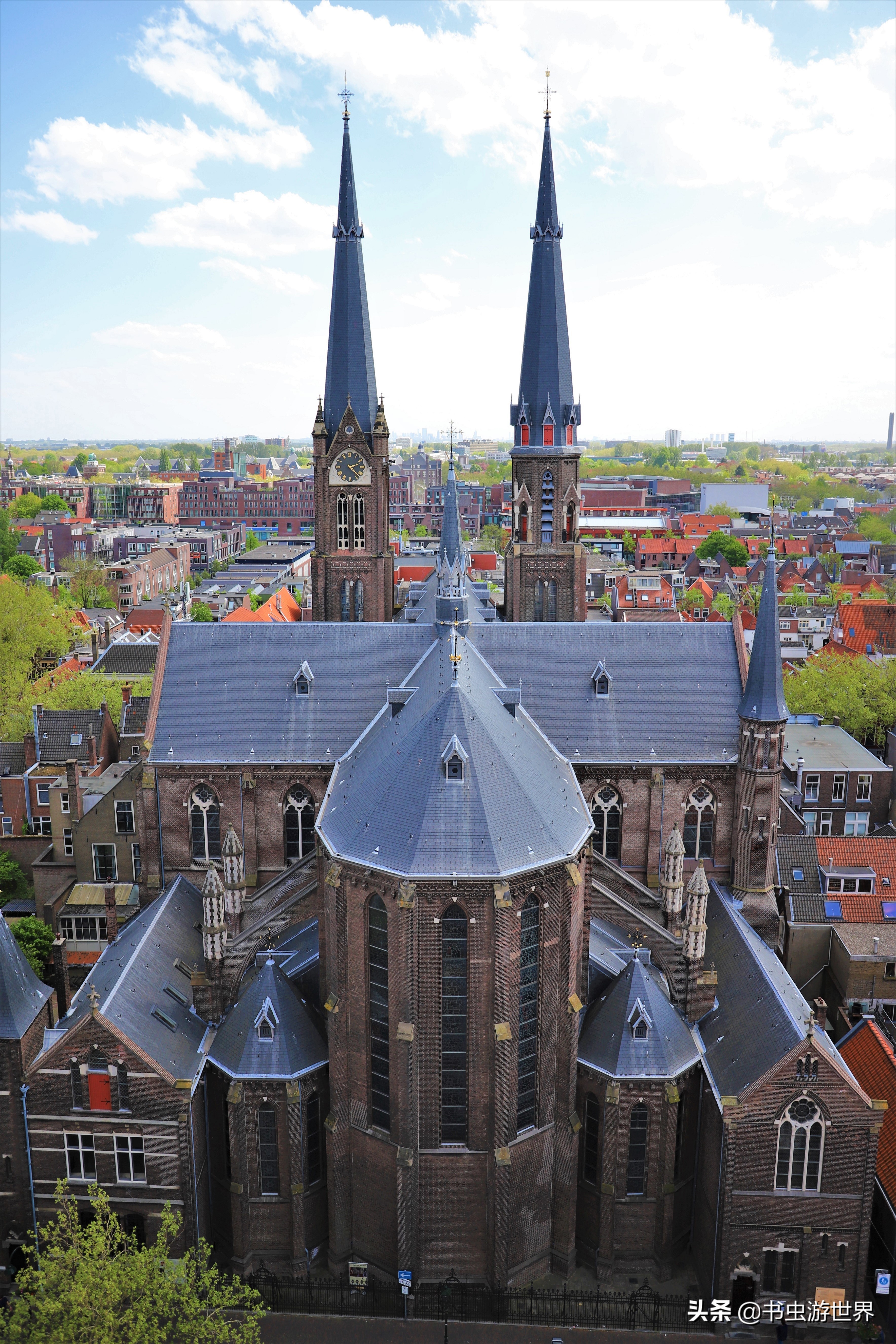 登上108米钟楼俯瞰13世纪古城，荷兰国父为何选择在这里安葬