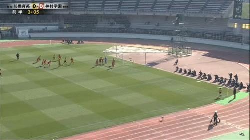 前日本高中冠军,在全国大赛首轮爆冷出局,国脚校友在现场观战