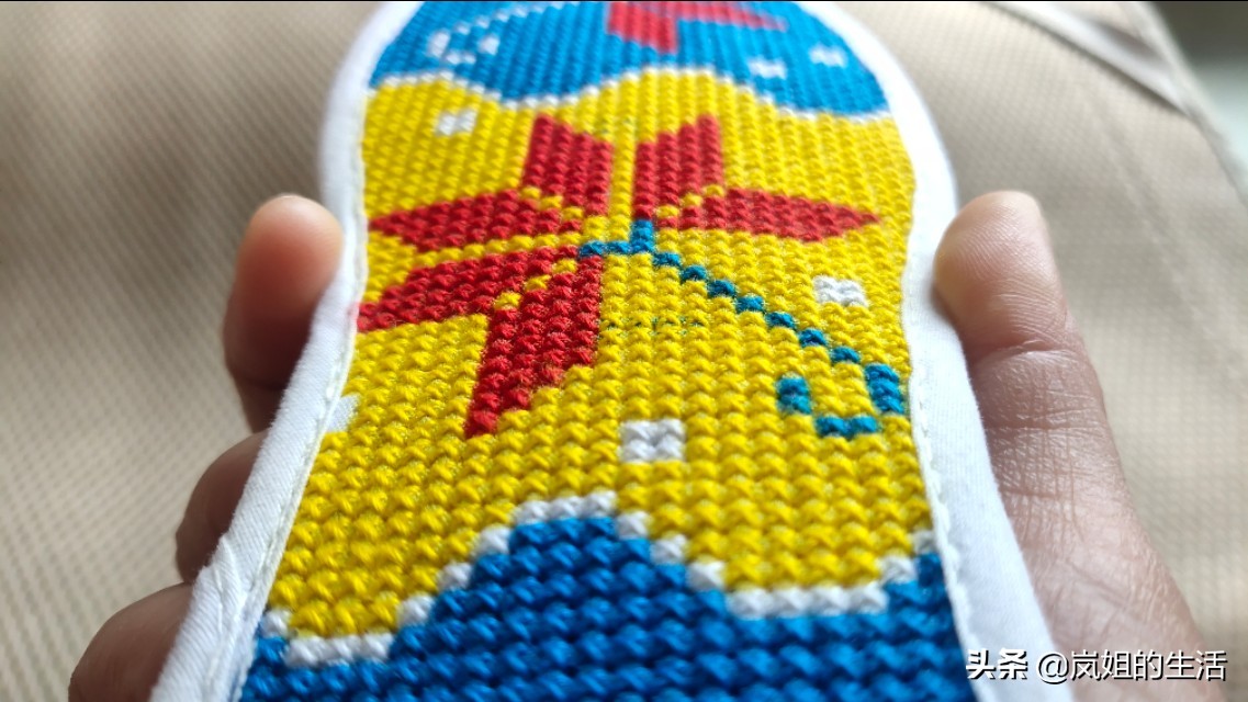 十字绣鞋垫起针、收尾藏线背面横向走线绣法