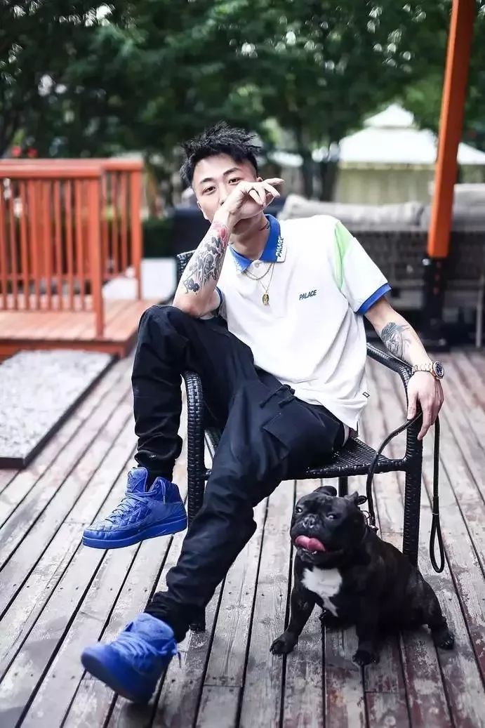 他是红花会的幕后“大管家”，音乐和生意做到了两开花