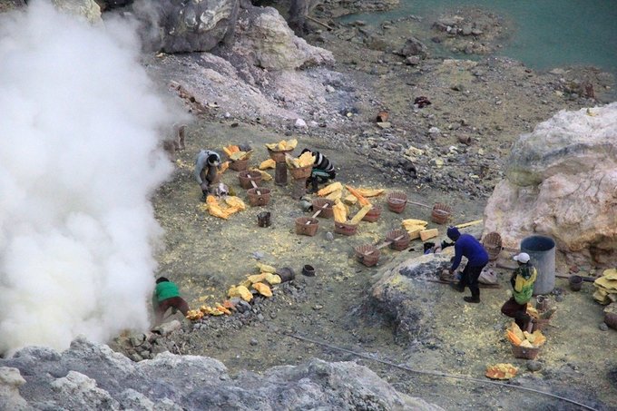 沐浴硫磺，追寻蓝火——印尼宜珍火山