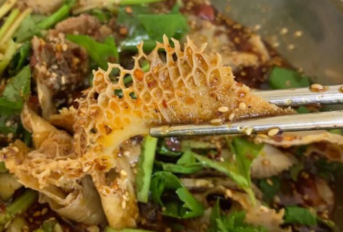 成都开在土桥镇上的腌卤店，凉拌兔丁吃一口就忘不了，开门排长队