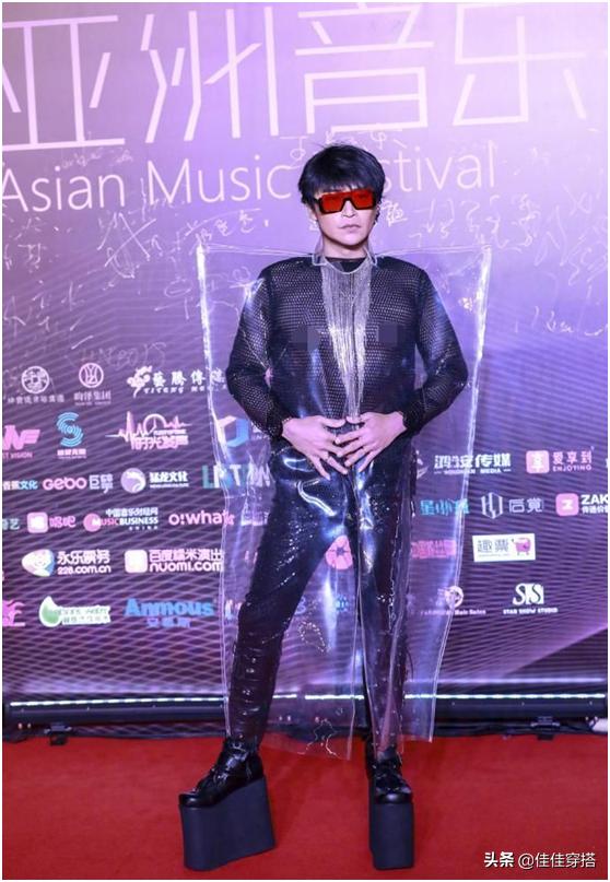 陈志朋穿网眼衫秀别样时尚,陈志朋穿什么高跟鞋