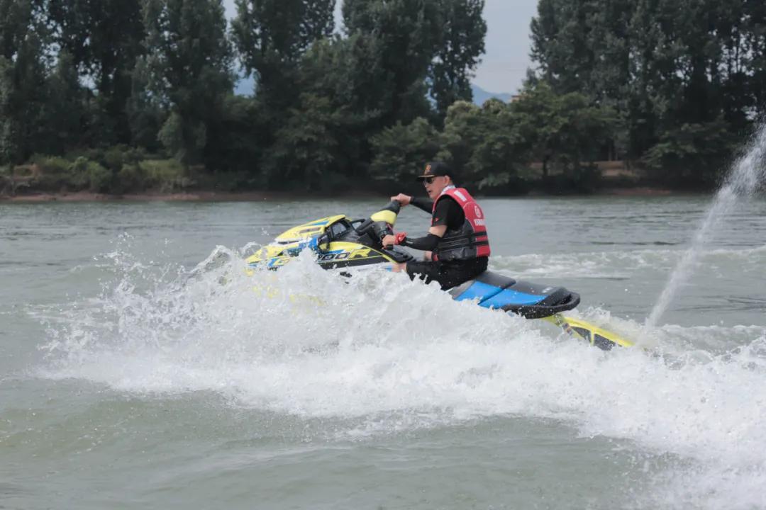 快艇摩托艇极速沙发SUP板…桐洲岛亚联飞行营地“上新”水上玩法！想体验吗？免费