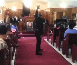 “老婆居然穿这种裤子出门，难怪大家都在看她，太丢脸了！”哈哈