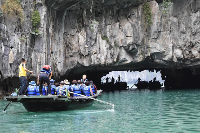 这里虽然风景如画人们生活的却很凄惨没日没夜的追着大船讨生活