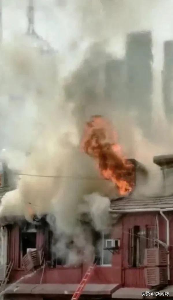上海一居民楼今晨发生火灾,上海市中心高楼失火