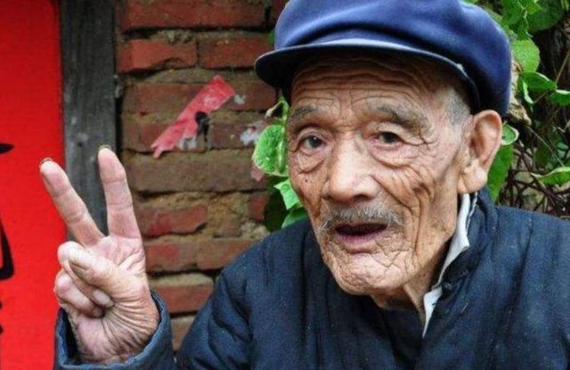 为何老人身上会有一股味？建议：50岁后远离2个习惯，老了或没味