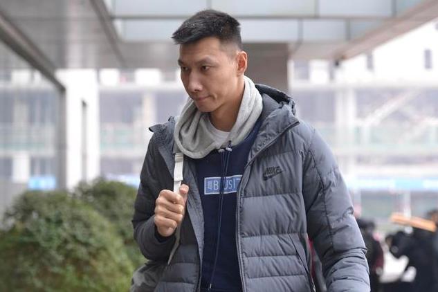 易建联国家队定妆照帅气 (易建联红色衣服)