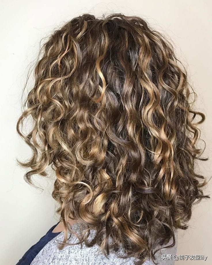 全头烫小卷好看吗40岁,今年流行的发尾烫小卷
