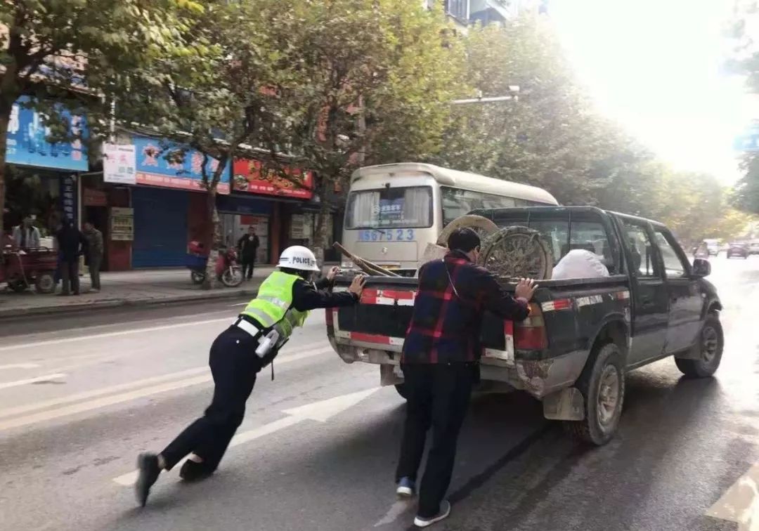 车在路上没油了熄火怎么办,车在路上没油了加油站送油吗