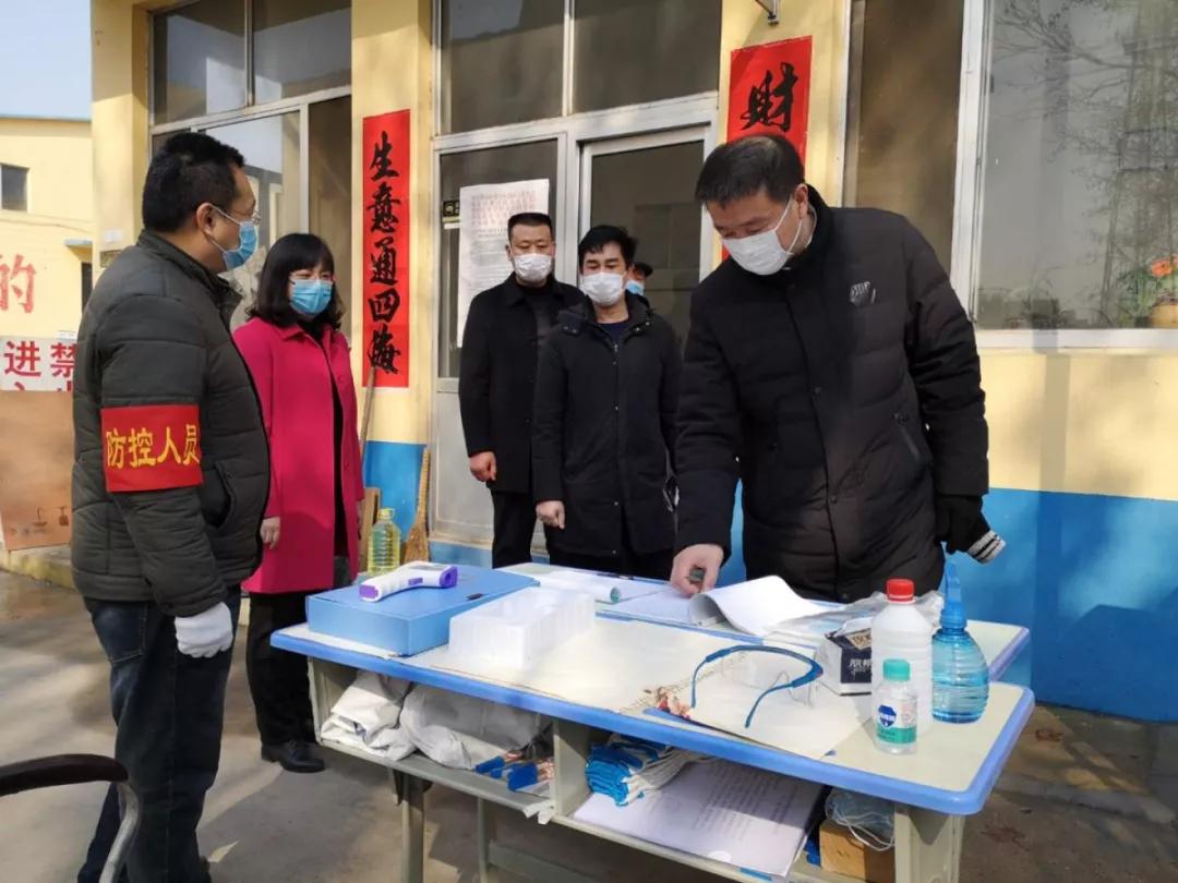 打着钢板的脚走遍57个村庄，疼得浑身打颤却选择“疫”往无前！