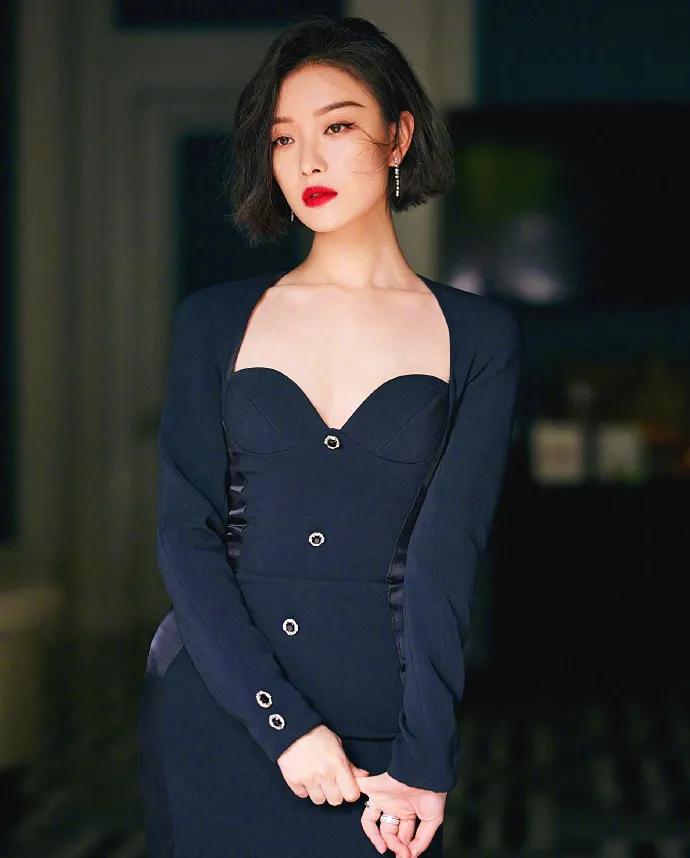 倪妮的锁骨训练方法,倪妮露香肩锁骨杀利落短发美又飒