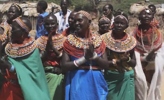 非洲女人拒绝割礼，自己用牛粪盖房建立女人村，拒绝男人进入