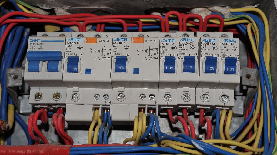 24v开关电源输出电流不同能通用吗,电路开关对电流有影响吗