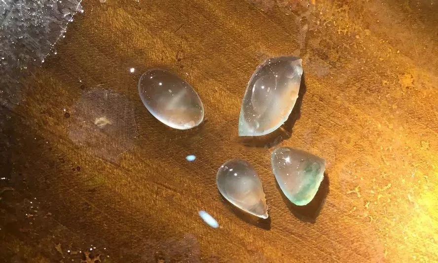 翡翠高冰小料值得买吗,高冰翡翠原石小料价格