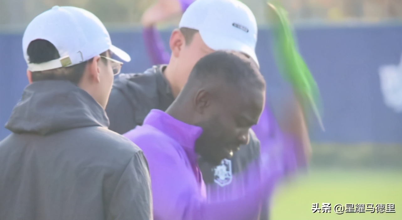 太憨了！泰达王牌外援头顶绿帽训练引哄笑，被告知寓意后怒摔帽子