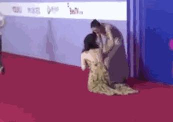 柳岩又摔倒了！在一次成功跌上焦点，艳压全场，网友跌的好