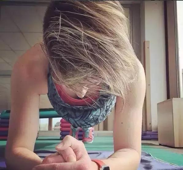 做平板支撑要坚持几分钟,平板支撑小学生坚持几分钟最好