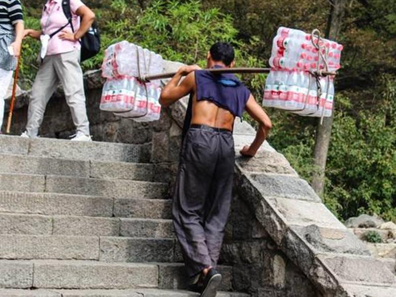 泰山挑山工的工作为什么不用缆车,为什么泰山挑山工不用缆车运东西