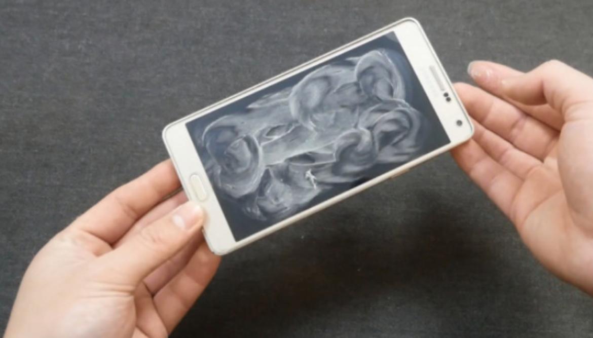 怎么擦手机屏幕才干净不会有污迹,手机屏幕用湿抹布擦