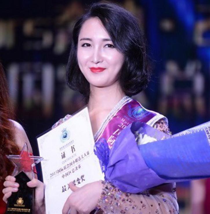 2005年那个“背母上学”的刘霆，十年后变性，还在选美比赛上拿奖