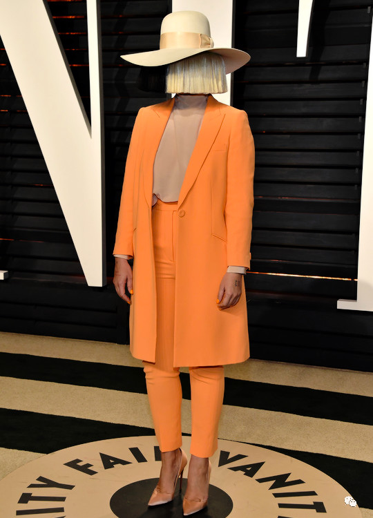 Sia43生日，那个吸*麻大**、酗酒、药物严重成瘾的她如今过得怎样？