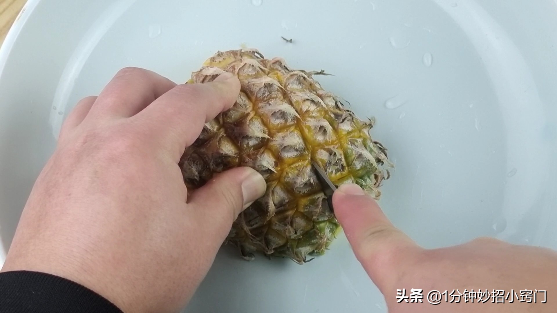 菠萝该怎么切不脏手,切菠萝不削皮的小窍门