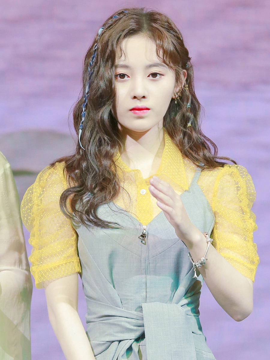 杨超越和鞠婧祎谁的衣品好,鞠婧祎和杨超越撞衫蓝色衣服